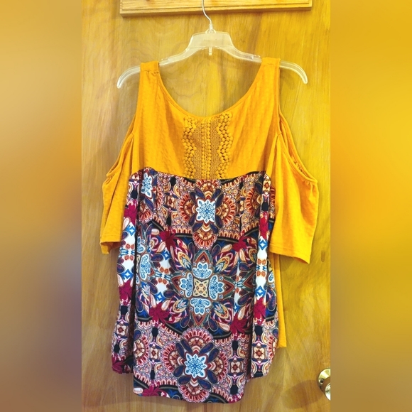 Plus size cold shoulder blouse - Picture 2 of 2